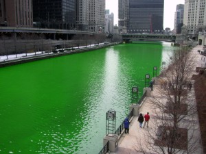 Chicago_River_dyed_green,_focus_on_river